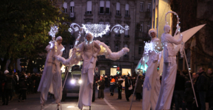 Spectacle et déambulation d'échassiers blancs