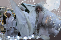 Spectacle et déambulation d'échassiers blancs