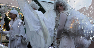 Spectacle et déambulation d'échassiers blancs