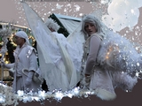 Spectacle et déambulation d'échassiers blancs