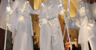 Spectacle et déambulation d'échassiers blancs