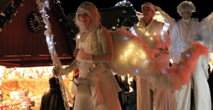 Spectacle et déambulation d'échassiers blancs