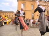 Parade d'échassiers pour les Fêtes de la Mirabelle (57)