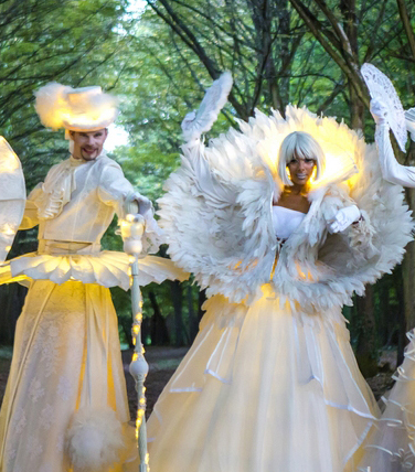 échassiers blancs lumineux avec plumes et pompons