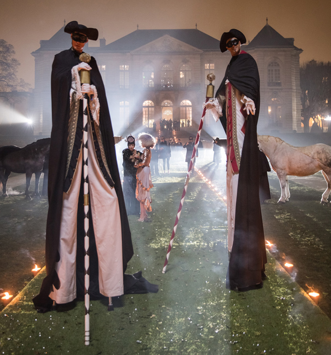 Echassiers masqués au Grand bal Dior au Musée Rodin (75)