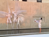 Inauguration avec échassiers et artistes sur une façade (38)