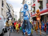 En déambulation pour un carnaval : animation d'échassiers