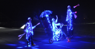 Echassiers lumineux en parade musicale
