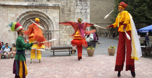 Echassiers avec personnages jongleurs et lutins