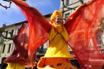 Echassiers colorés jongleurs