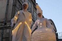 Des anges sur échasses blancs et lumineux