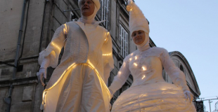 Des anges sur échasses blancs et lumineux