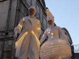 Des anges sur échasses blancs et lumineux