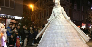 échassière en robe Chantilly