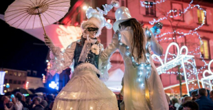 parade d'échassiers lumineux